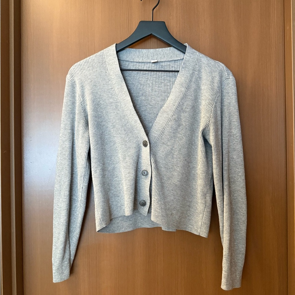 Uniqlo Light Weight Cardigan Sweater